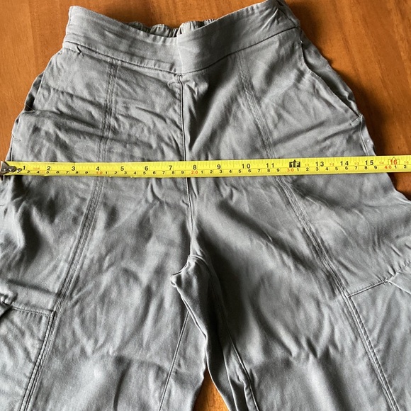 Lululemon khaki cropped pants - Picture 7 of 8